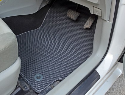 Коврики на Toyota Prius Alpha 2011 - 2021 в Туле